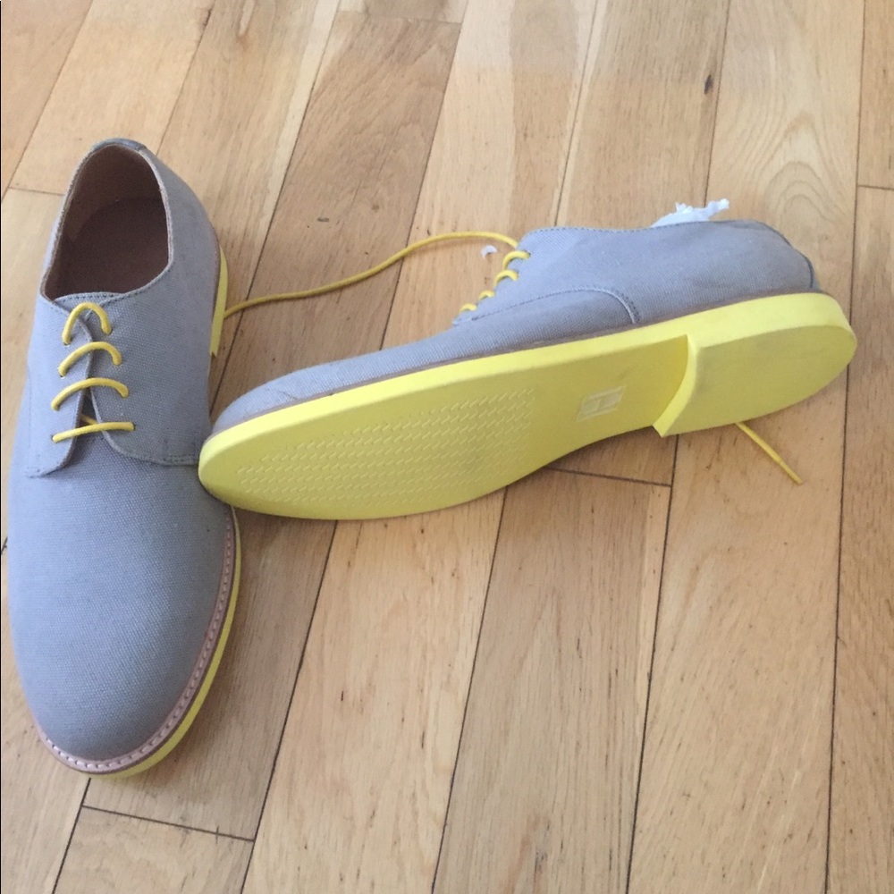 Men’s  Gray linen yellow soled shoes.